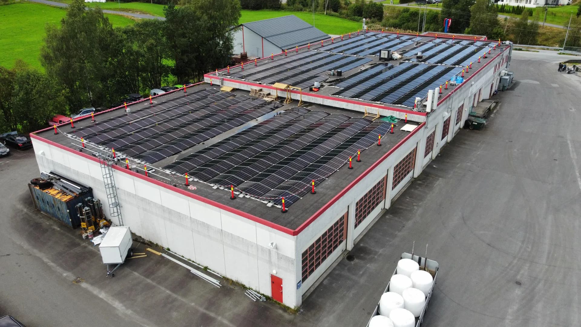 Dronebilde av solcellepaneler under installasjon på Texaco-bygget i Tonstad