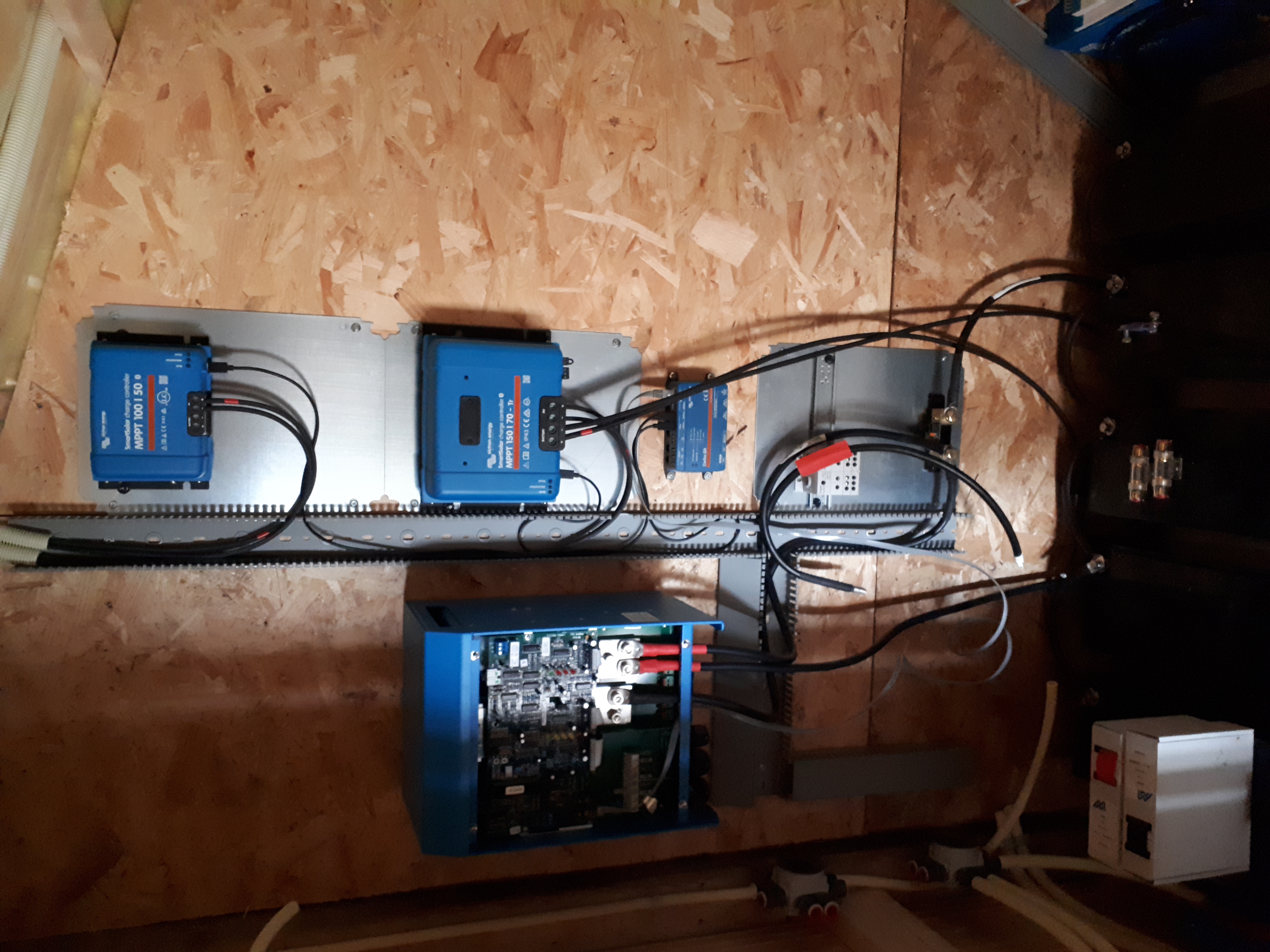 Veggmontert Victron offgrid-system med MPPT-ladere og shunt